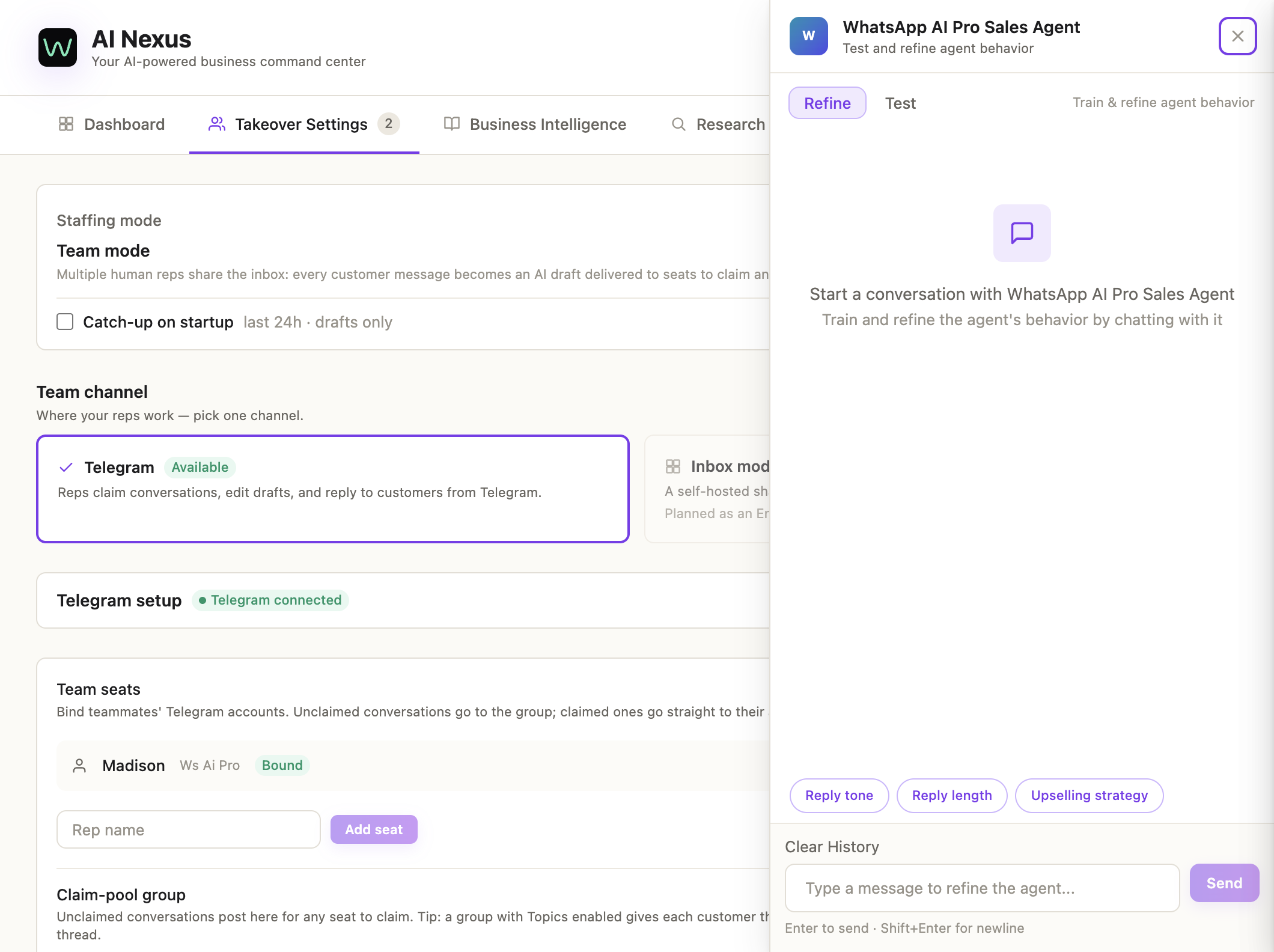 Panel Refine — una interfaz de chat donde le dices al agente cómo comportarse, con chips de sugerencia como "Reply tone", "Reply length", "Upselling strategy"